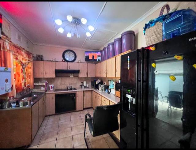 4 BEDROOM HOUSE FOR SALE IN GRANTHAM PARK